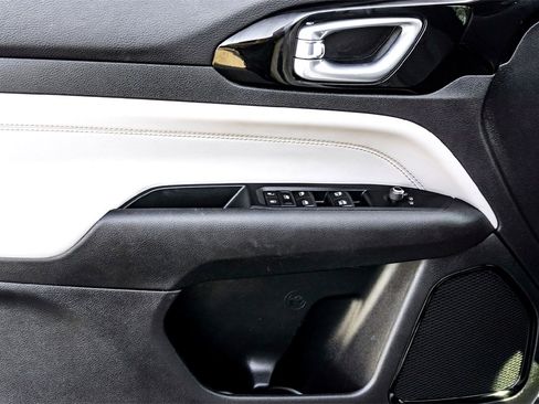 Used 2023 Jeep Compass Limited image 10