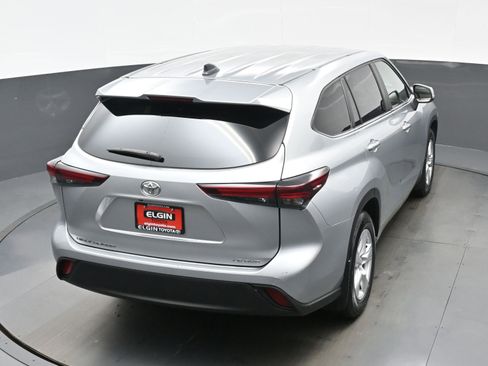 Used 2024 Toyota Highlander LE AWD/4WD image 39