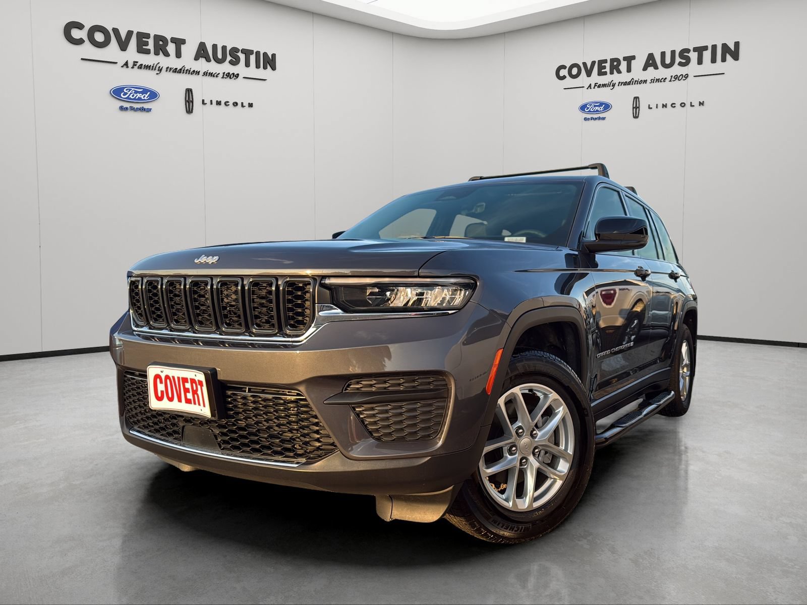 Used 2025 Jeep Grand Cherokee Laredo X w/ Luxury Tech Group I AWD/4WD image 1