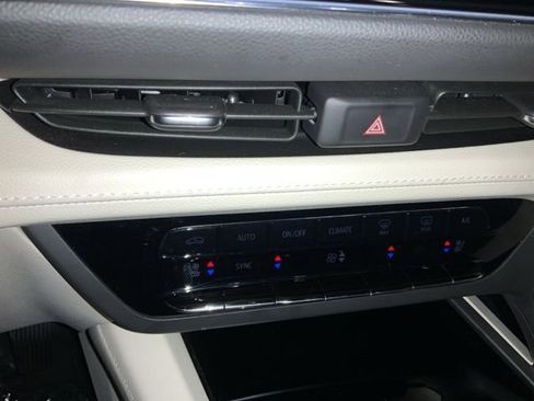 Used 2023 Buick Envision Avenir image 29