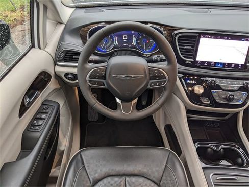 Used 2023 Chrysler Pacifica Limited image 13