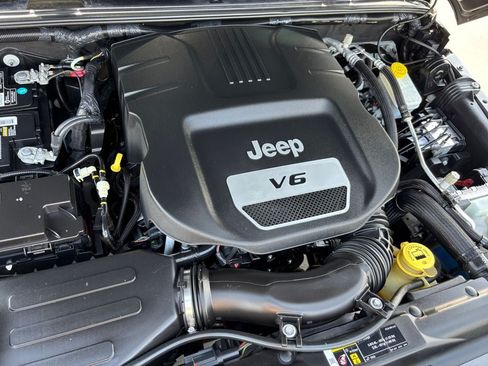 Used 2018 Jeep Wrangler Sahara w/ Connectivity Group AWD/4WD image 30