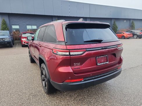 Used 2023 Jeep Grand Cherokee Altitude image 5