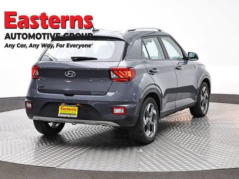 Used 2024 Hyundai Venue SEL FWD image 5