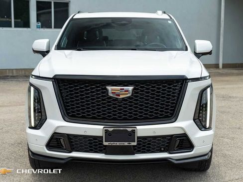 Used 2025 Cadillac Escalade ESV V AWD/4WD image 3