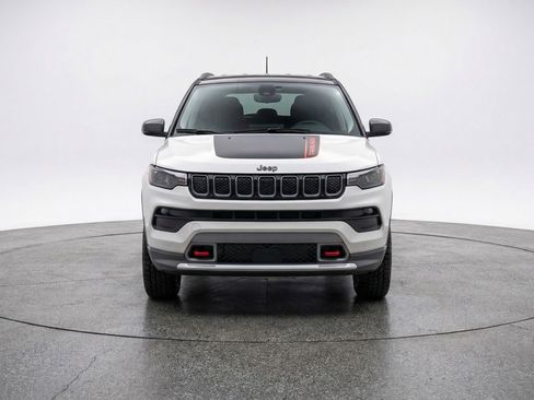 Used 2025 Jeep Compass Trailhawk image 2