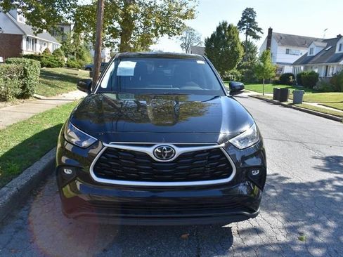 Used 2025 Toyota Highlander LE FWD image 3