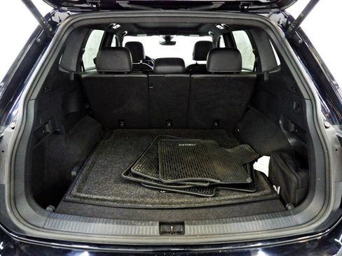 Used 2022 Volkswagen Tiguan SE R-Line image 8