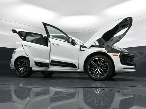 Used 2025 Porsche Macan AWD/4WD image 32