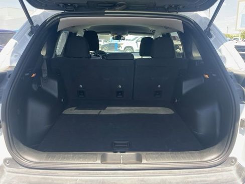 Used 2019 Jeep Cherokee Latitude w/ Popular Appearance Group AWD/4WD image 11