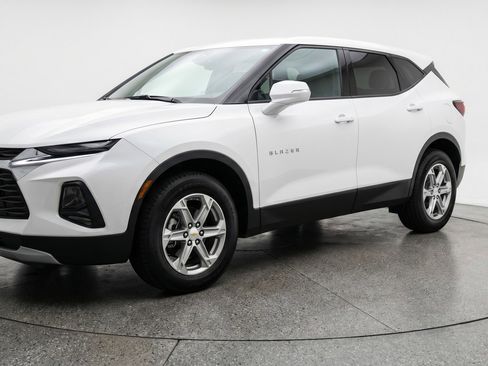 Used 2025 Chevrolet Blazer LT image 3