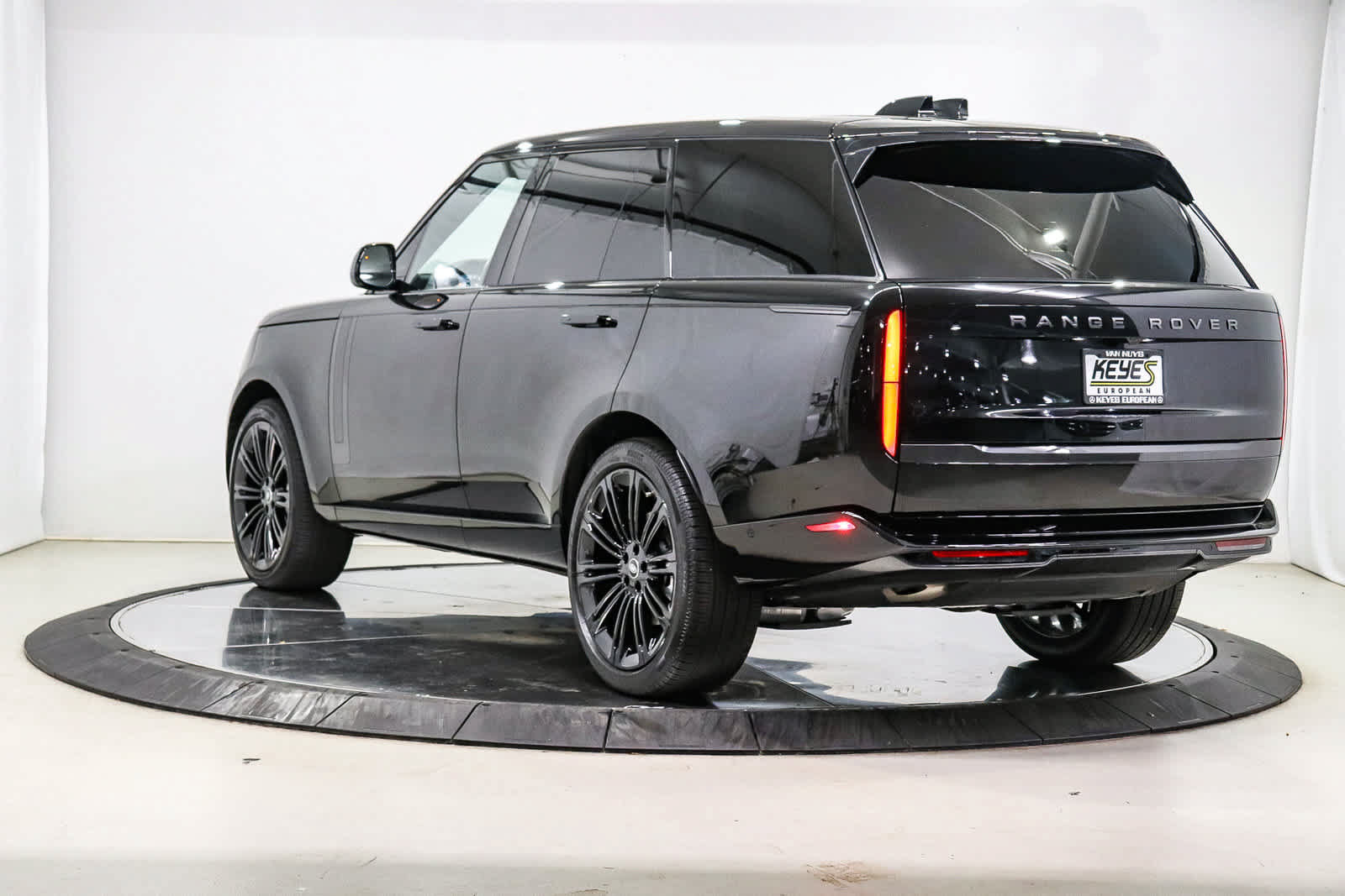 Used 2025 Land Rover Range Rover SE AWD/4WD image 2