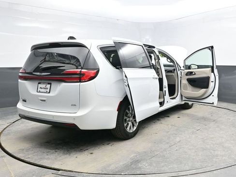 Used 2023 Chrysler Pacifica Touring-L image 48