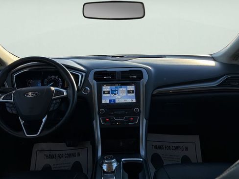 Used 2017 Ford Fusion SE w/ Fusion SE Technology Package image 12