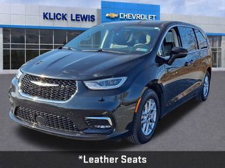 Used 2023 Chrysler Pacifica Touring-L video 3