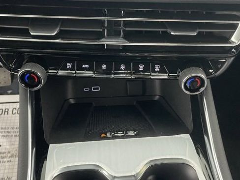 Used 2025 Chevrolet Traverse RS image 42