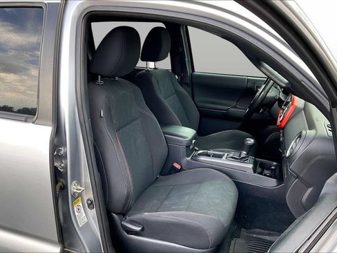 Used 2017 Toyota Tacoma TRD Sport w/ Tow Package RWD image 7