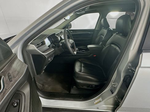 Used 2023 Jeep Grand Cherokee L Limited w/ Black Appearance Package AWD/4WD image 13