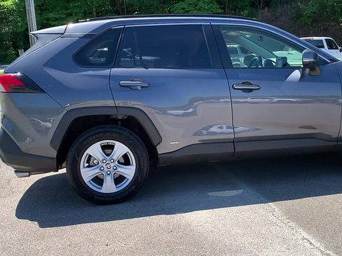 Used 2020 Toyota RAV4 LE w/ Carpet Mat Package AWD/4WD image 10
