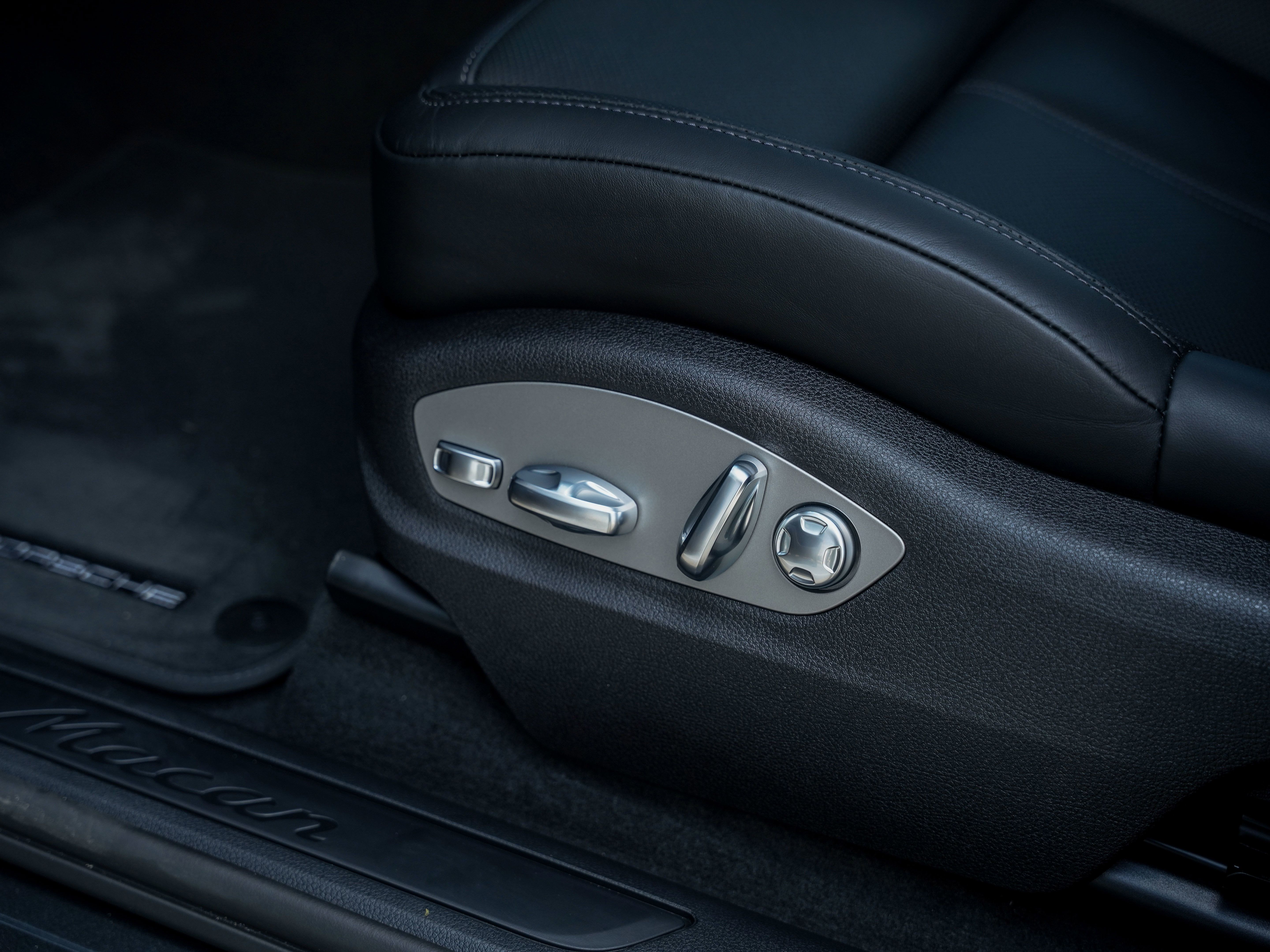 Certified 2026 Porsche Macan AWD/4WD image 17