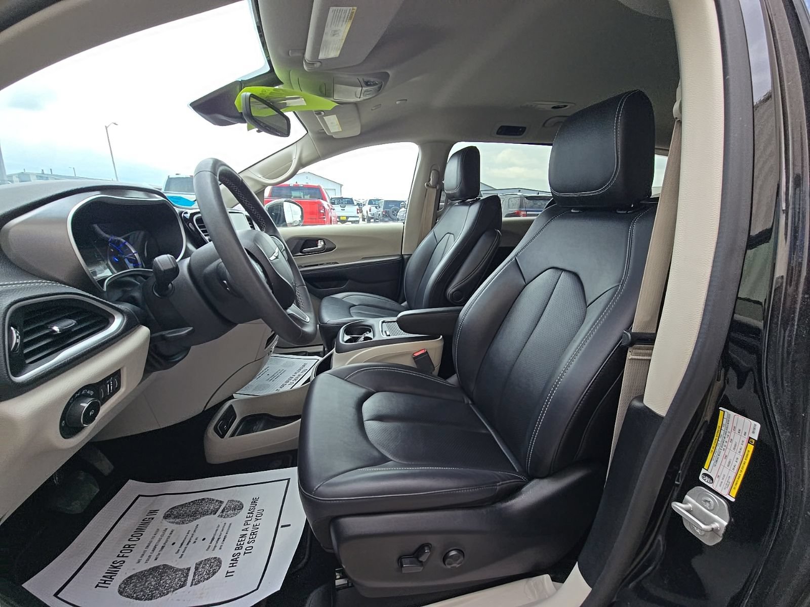 Used 2024 Chrysler Pacifica Limited FWD image 9
