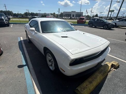 Used 2013 Dodge Challenger SXT RWD image 2