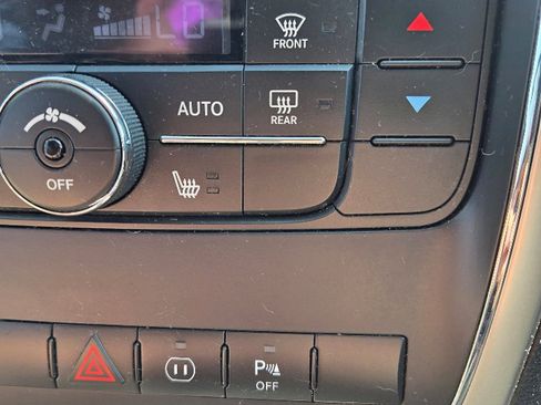 Used 2011 Jeep Grand Cherokee Laredo image 26