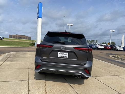 Used 2021 Toyota Highlander XSE FWD image 6