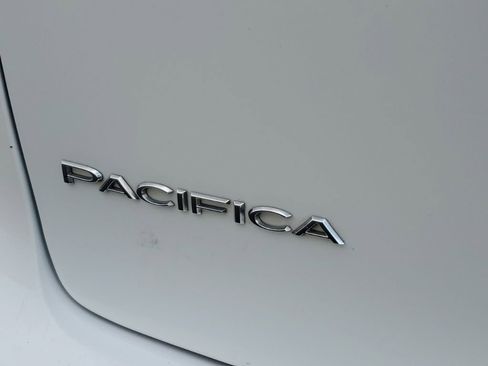 Used 2018 Chrysler Pacifica Touring Plus image 10