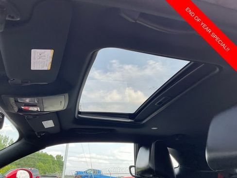 Used 2015 Dodge Challenger SRT image 13