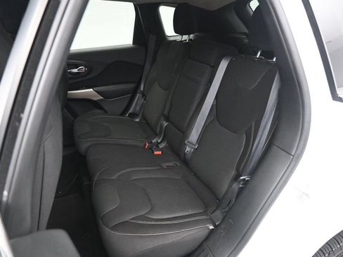 Used 2017 Jeep Cherokee Latitude FWD image 13