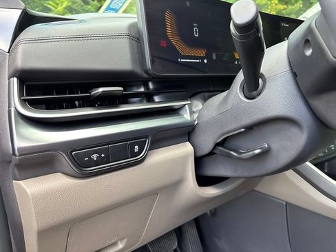 Used 2025 Kia Carnival FWD image 23