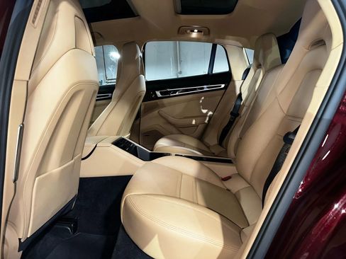 Used 2018 Porsche Panamera 4 image 30