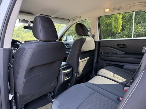 Certified 2025 Nissan Pathfinder SV image 24