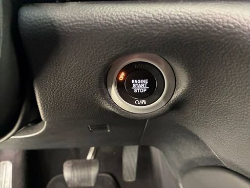 Used 2025 Chrysler Pacifica Limited image 24