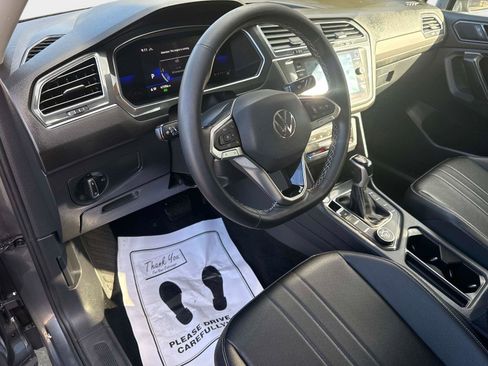 Used 2023 Volkswagen Tiguan SE w/ Panoramic Sunroof Package image 22