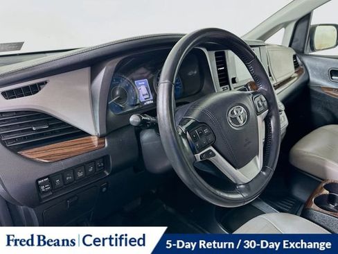 Used 2017 Toyota Sienna Limited Premium image 10
