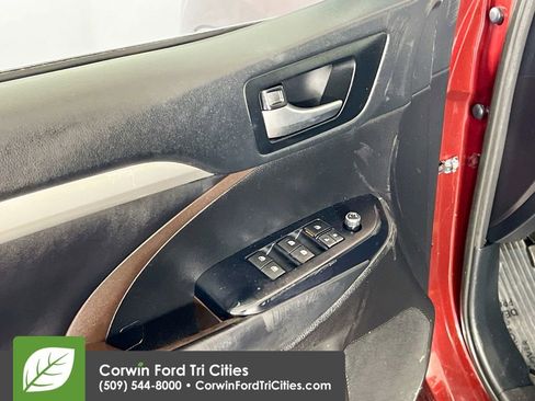 Used 2019 Toyota Highlander XLE AWD/4WD image 12