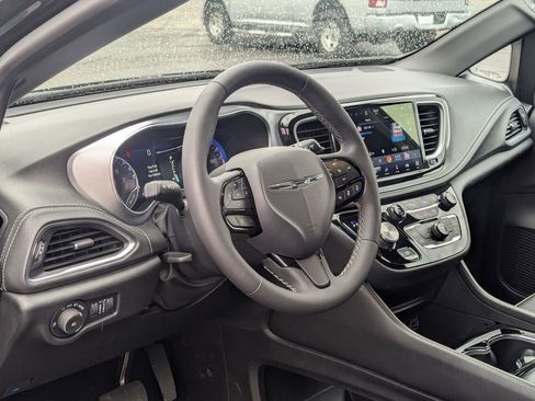 Used 2025 Chrysler Pacifica Limited FWD image 9
