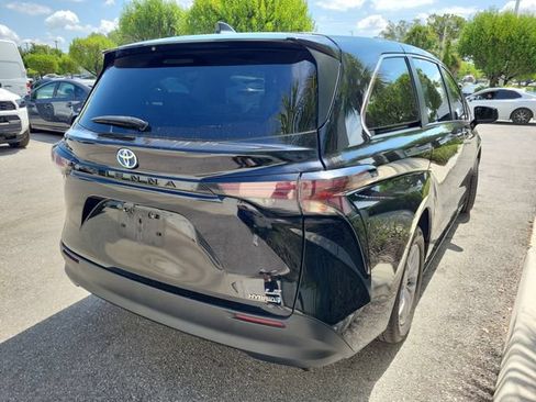 Used 2023 Toyota Sienna LE FWD image 3