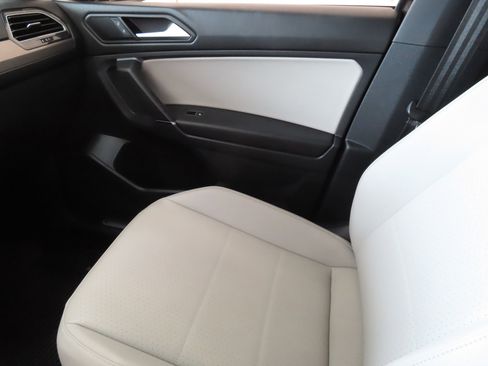Used 2020 Volkswagen Tiguan SE R-Line image 21