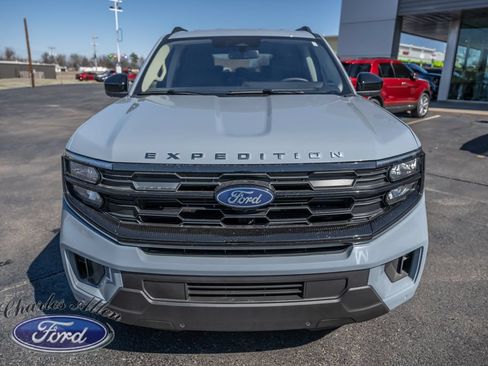Used 2025 Ford Expedition Active AWD/4WD image 2