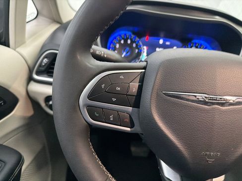 Used 2023 Chrysler Pacifica Touring-L FWD image 26