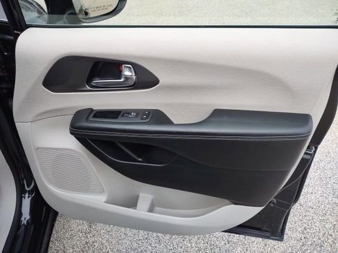 Used 2022 Chrysler Pacifica Touring-L FWD image 23