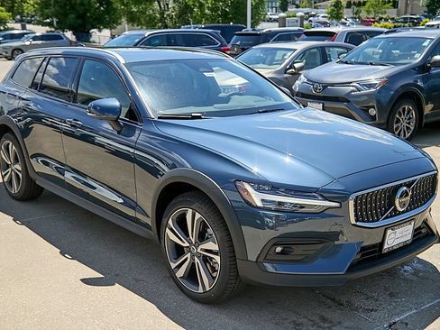 New 2026 Volvo V60 B5 Cross Country Plus w/ Climate Package AWD/4WD image 4