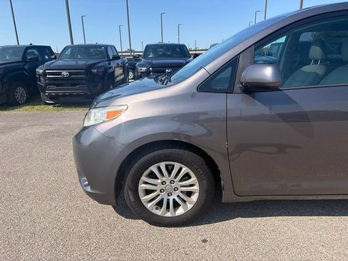 Used 2017 Toyota Sienna XLE Premium FWD image 11