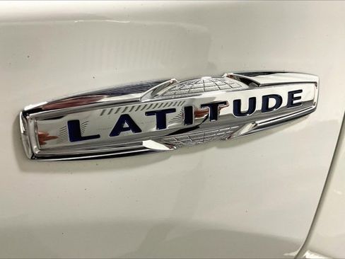 Used 2022 Jeep Renegade Latitude w/ Sun/Sound Group image 8