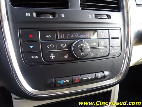 Used 2014 Chrysler Town & Country Touring-L w/ Driver Convenience Group FWD image 19