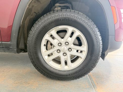 Used 2024 Jeep Grand Cherokee Laredo AWD/4WD image 11