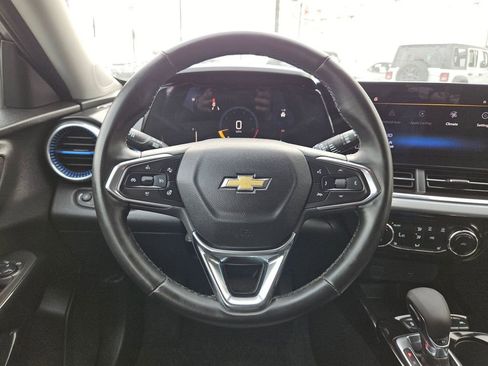 Used 2025 Chevrolet Trax LT w/ LT Convenience Package FWD image 24
